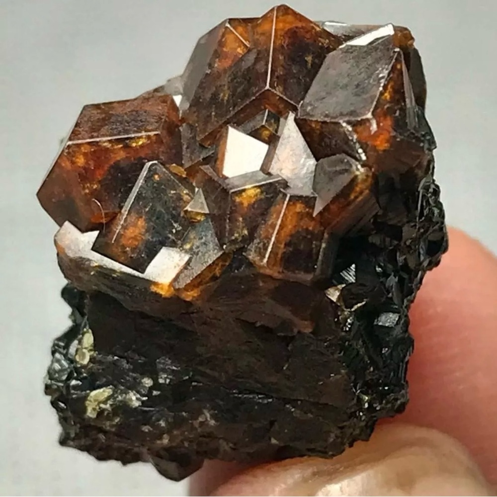 17 Carats Beautiful Garnet Crystals Specimens from Pakistan - Picture 8 of 11